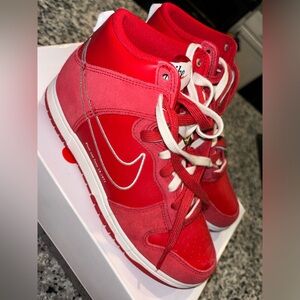 2021
Dunk High SE 'First Use Pack - University Red'